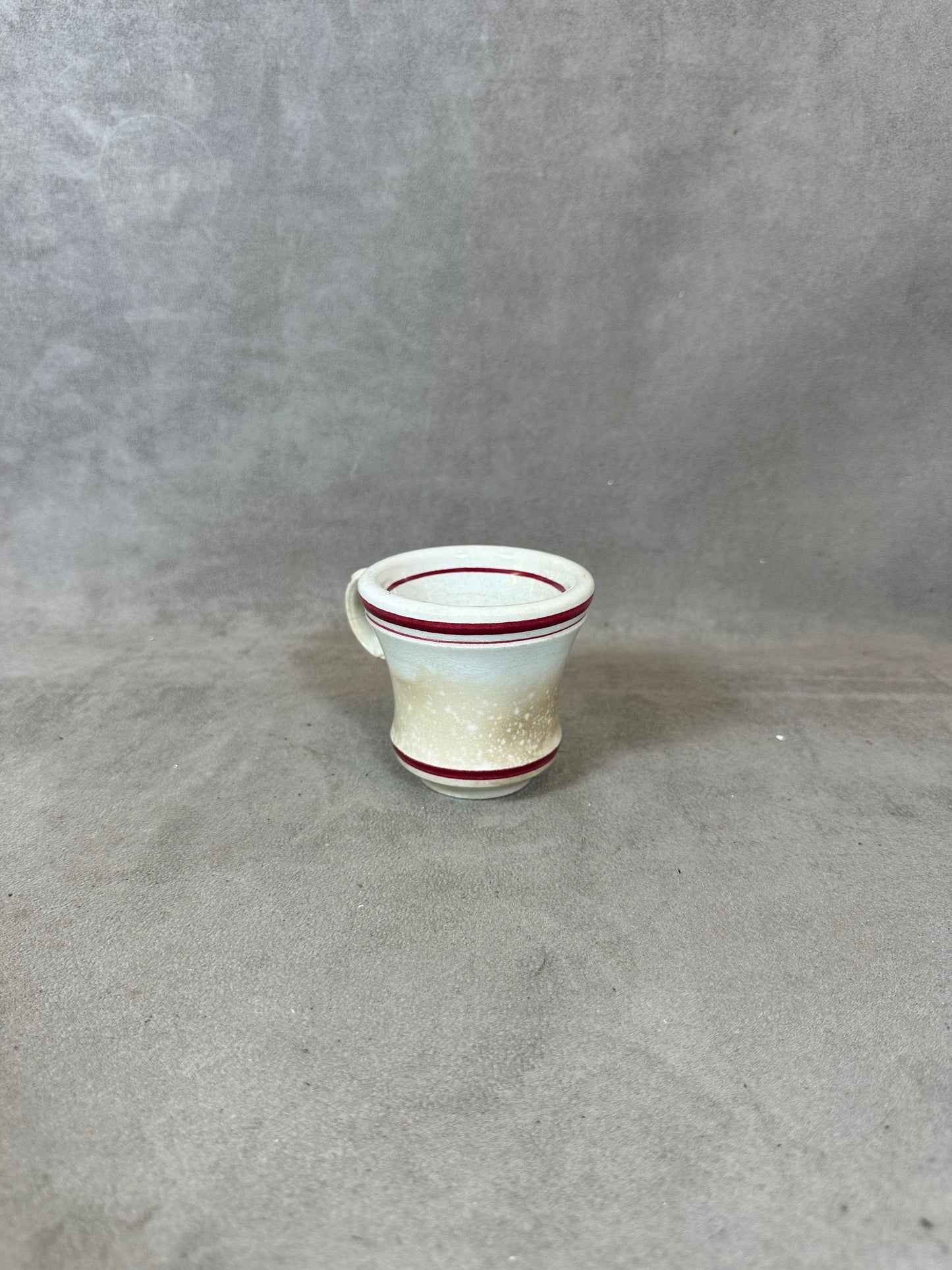 Tasse Brulot ancienne en faience blanche et rouge vintage Made in France Années 1920