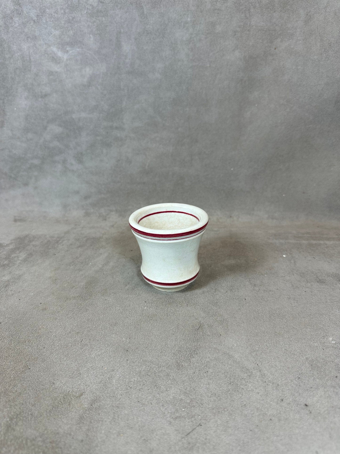 Tasse Brulot ancienne en faience blanche et rouge vintage Made in France Années 1920