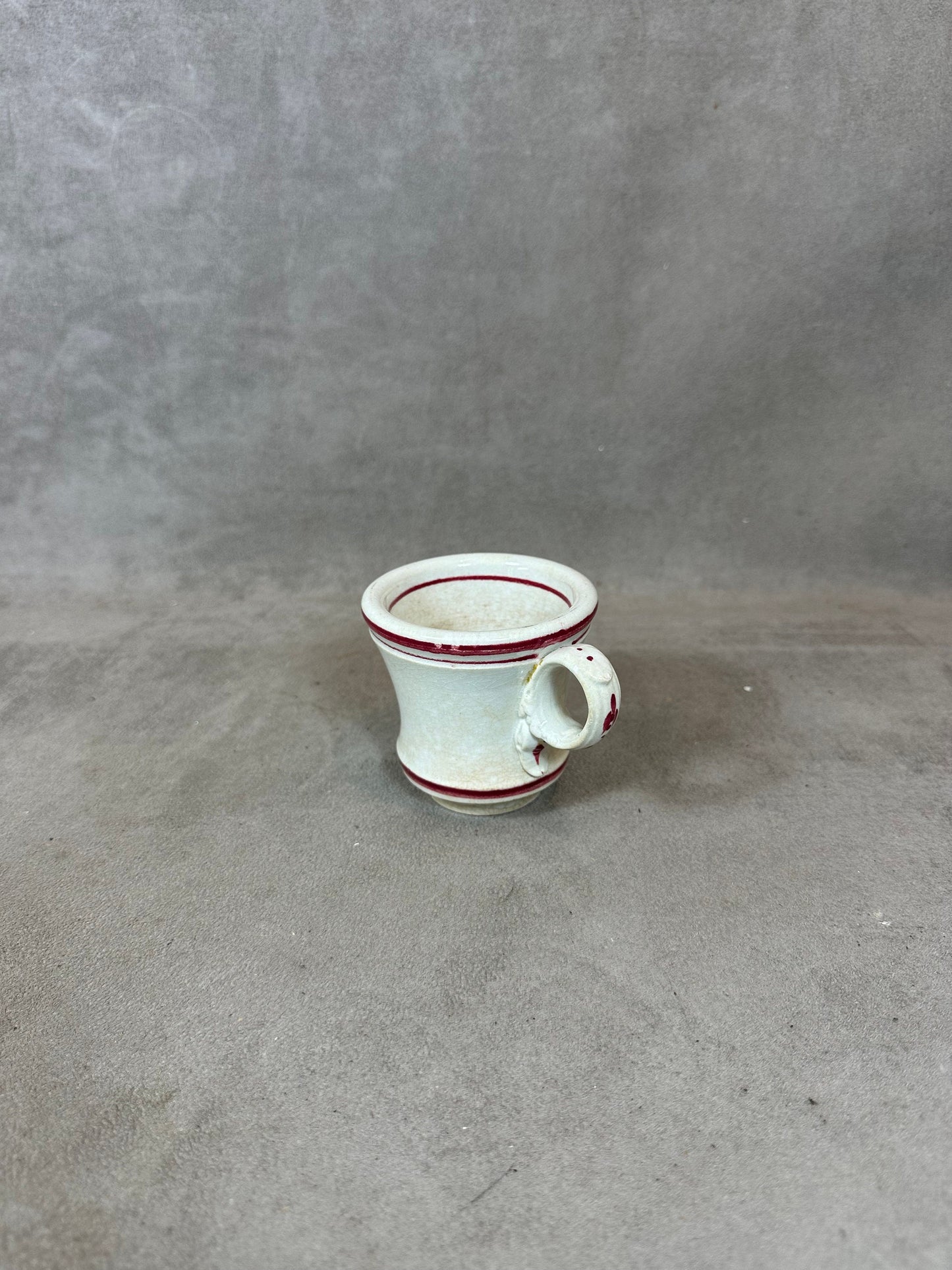 Tasse Brulot ancienne en faience blanche et rouge vintage Made in France Années 1920