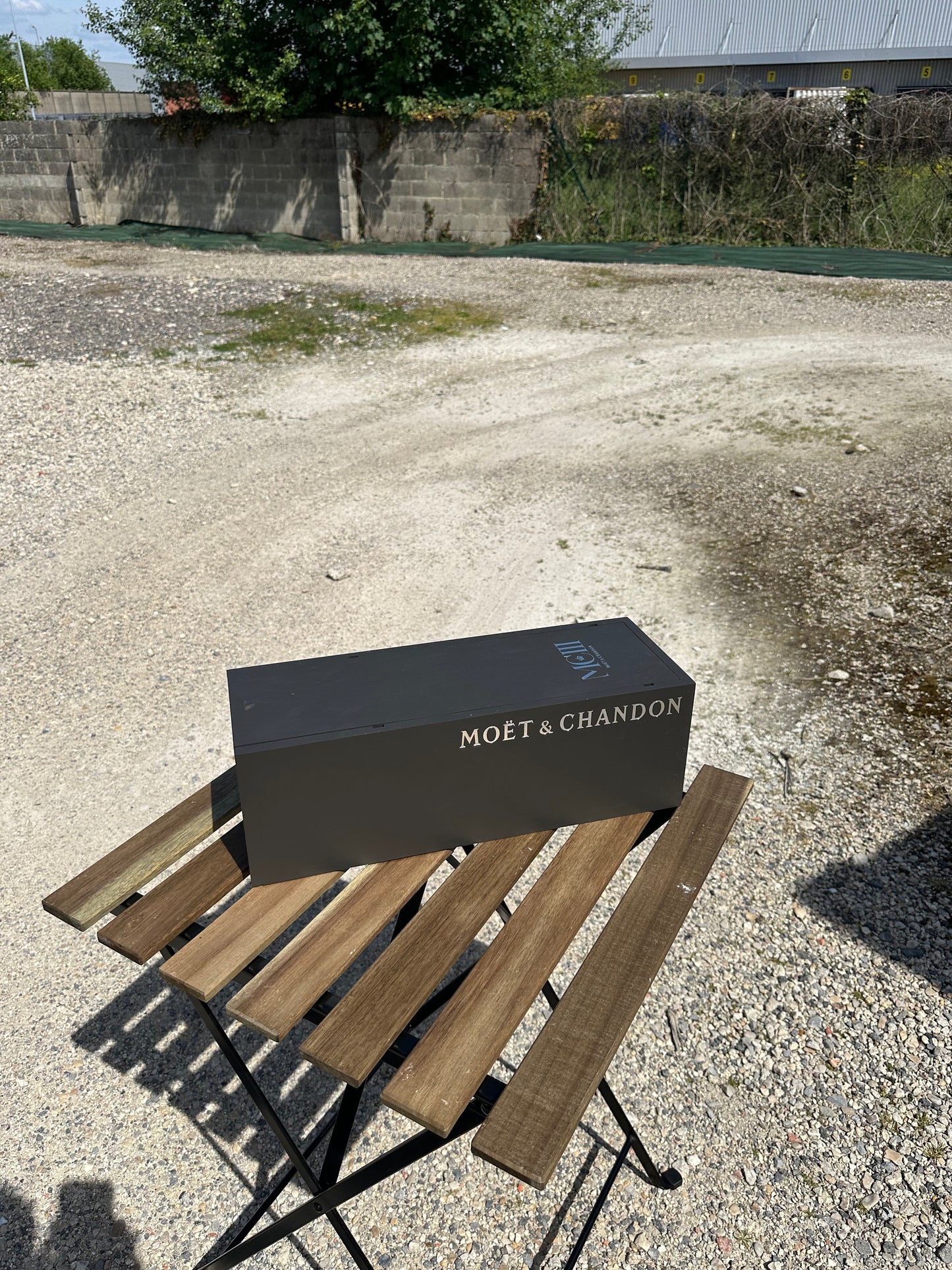 Caisse en bois pour bouteilles de champagne taille magnum Moet&Chandon édition spéciale collector MCIII  Made in France Années 1980
