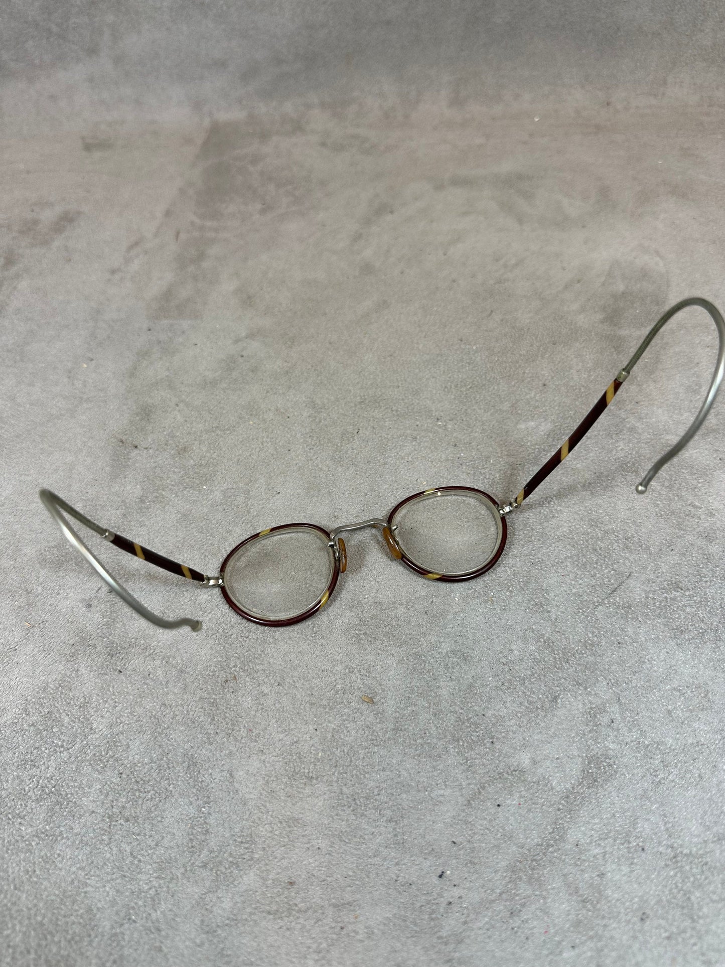 Paire de petites lunettes de lecture vintage en écaille 1900