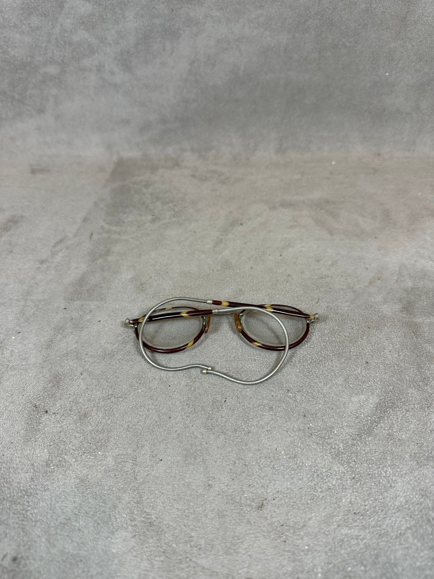 Paire de petites lunettes de lecture vintage en écaille 1900