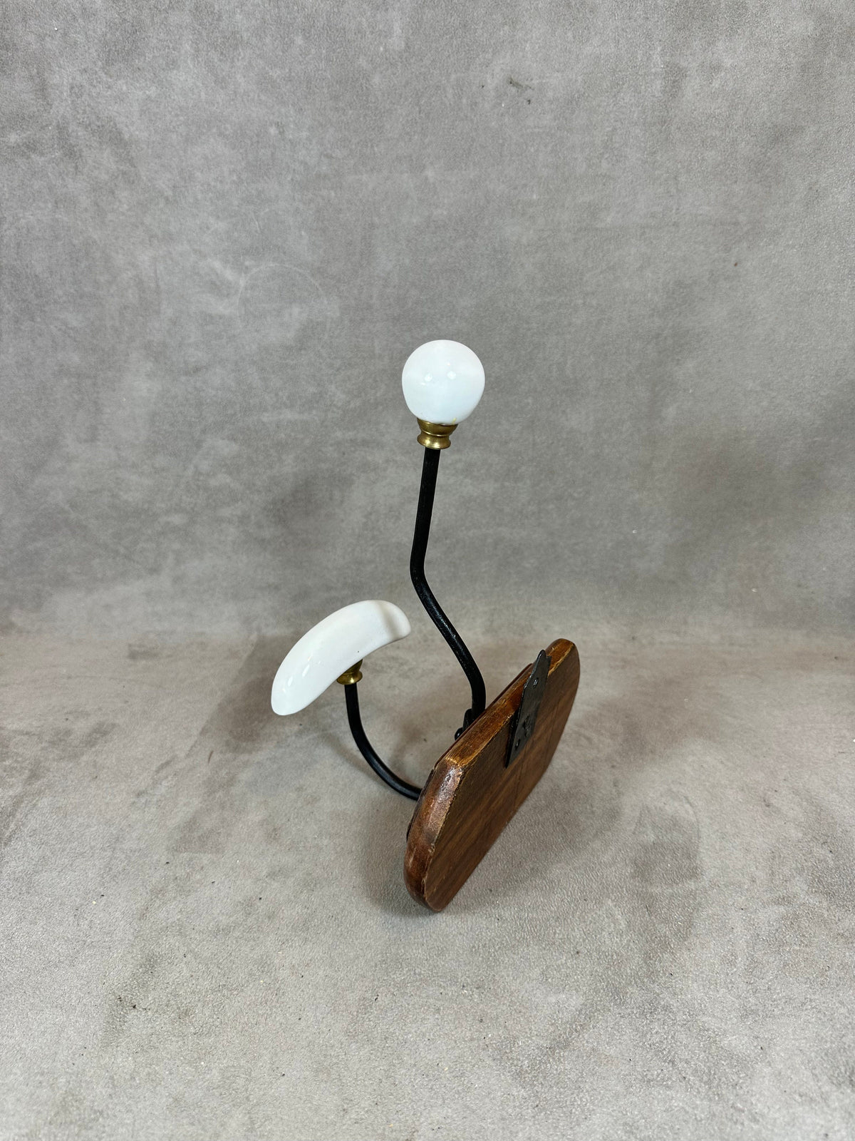 Porte manteau mural en bois et porcelaine vintage Années 60