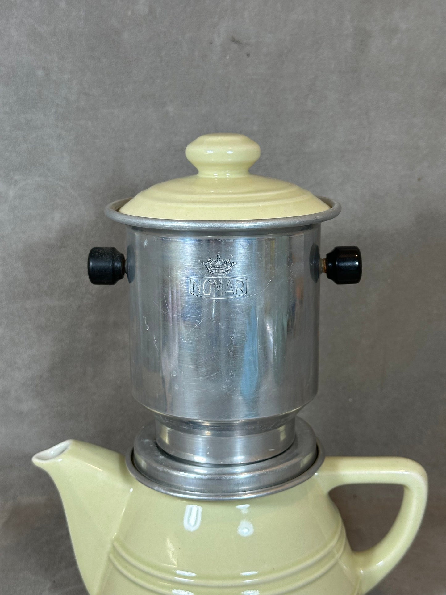 SELTENE silberne Filterkaffeemaschine von NOMAR auf gelbem Vintage-Steingut mit Details aus den 1960er Jahren