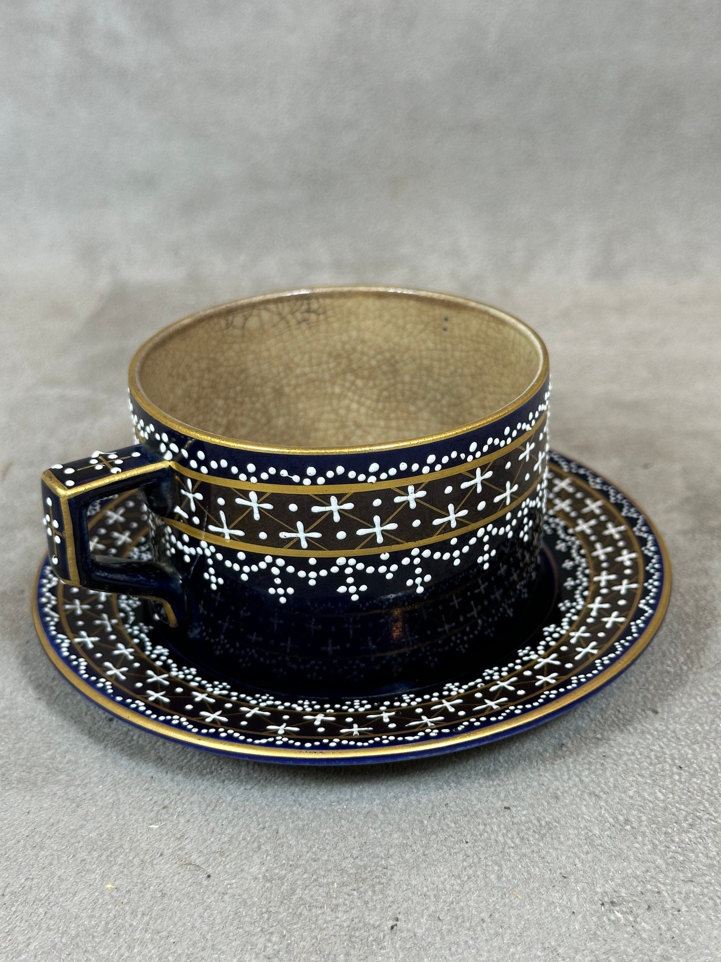 SEHR SELTENE Tasse und Untertasse aus altem Steingut, kobaltblau, ofenblau, goldene Highlights mit weißem Emaille, 1889, hergestellt in Frankreich