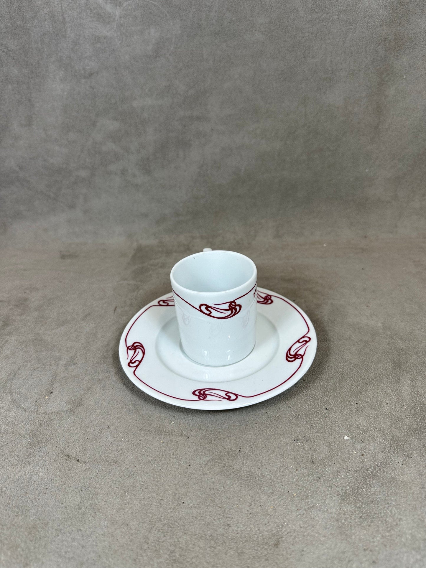Tasse à café en porcelaine décoré Maxim's de Paris Made in France  Années 1970