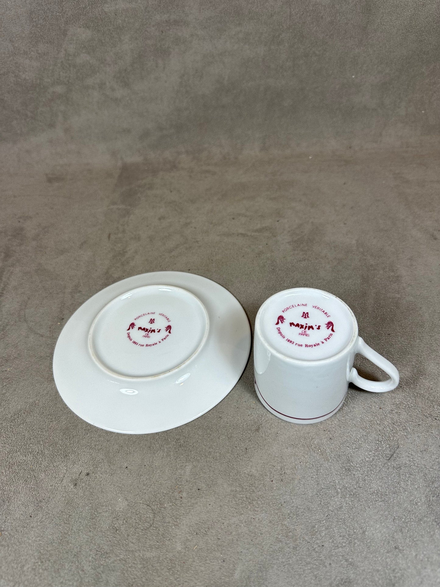 Tasse à café en porcelaine décoré Maxim's de Paris Made in France  Années 1970