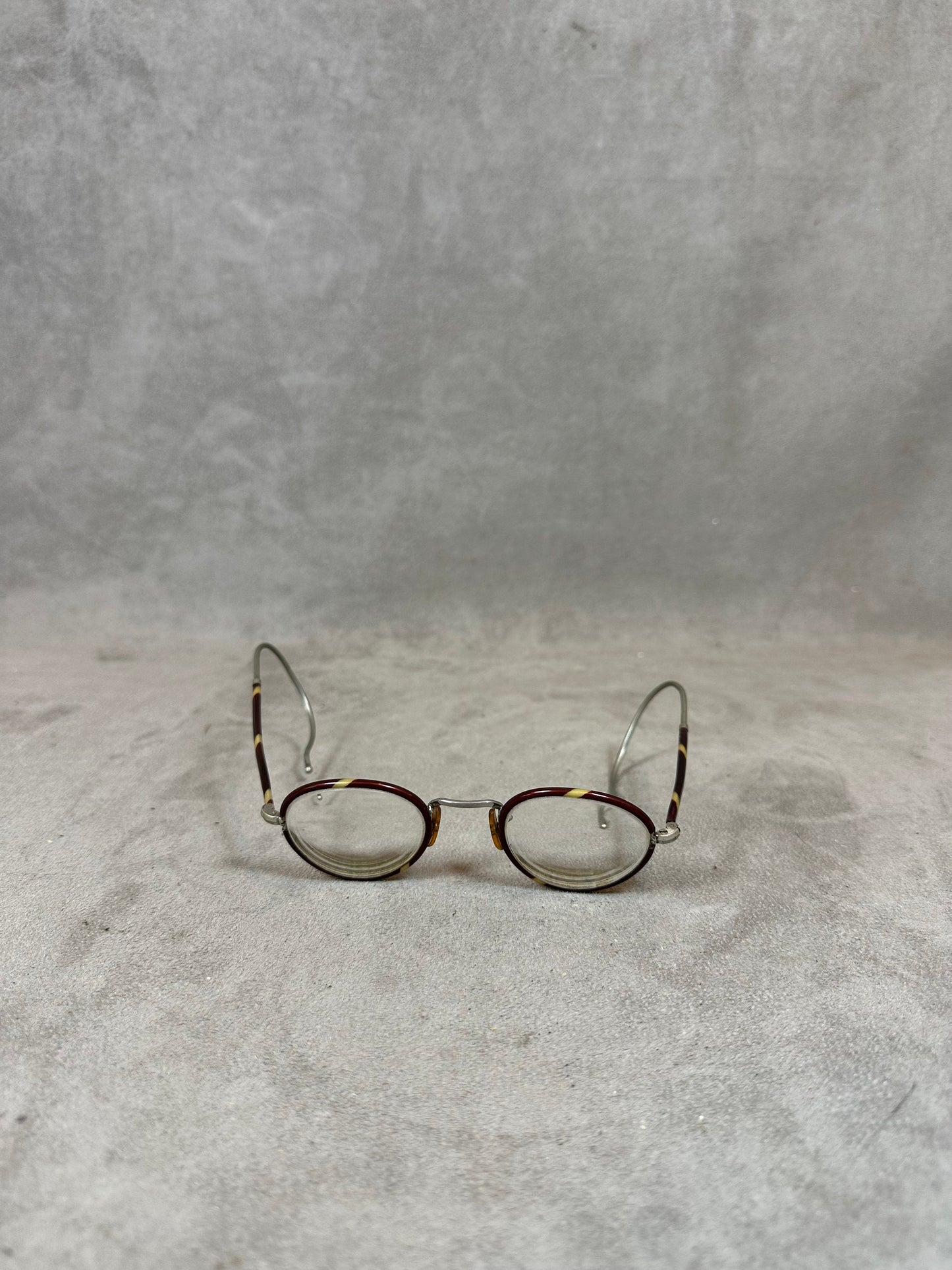 Paire de petites lunettes de lecture vintage en écaille 1900