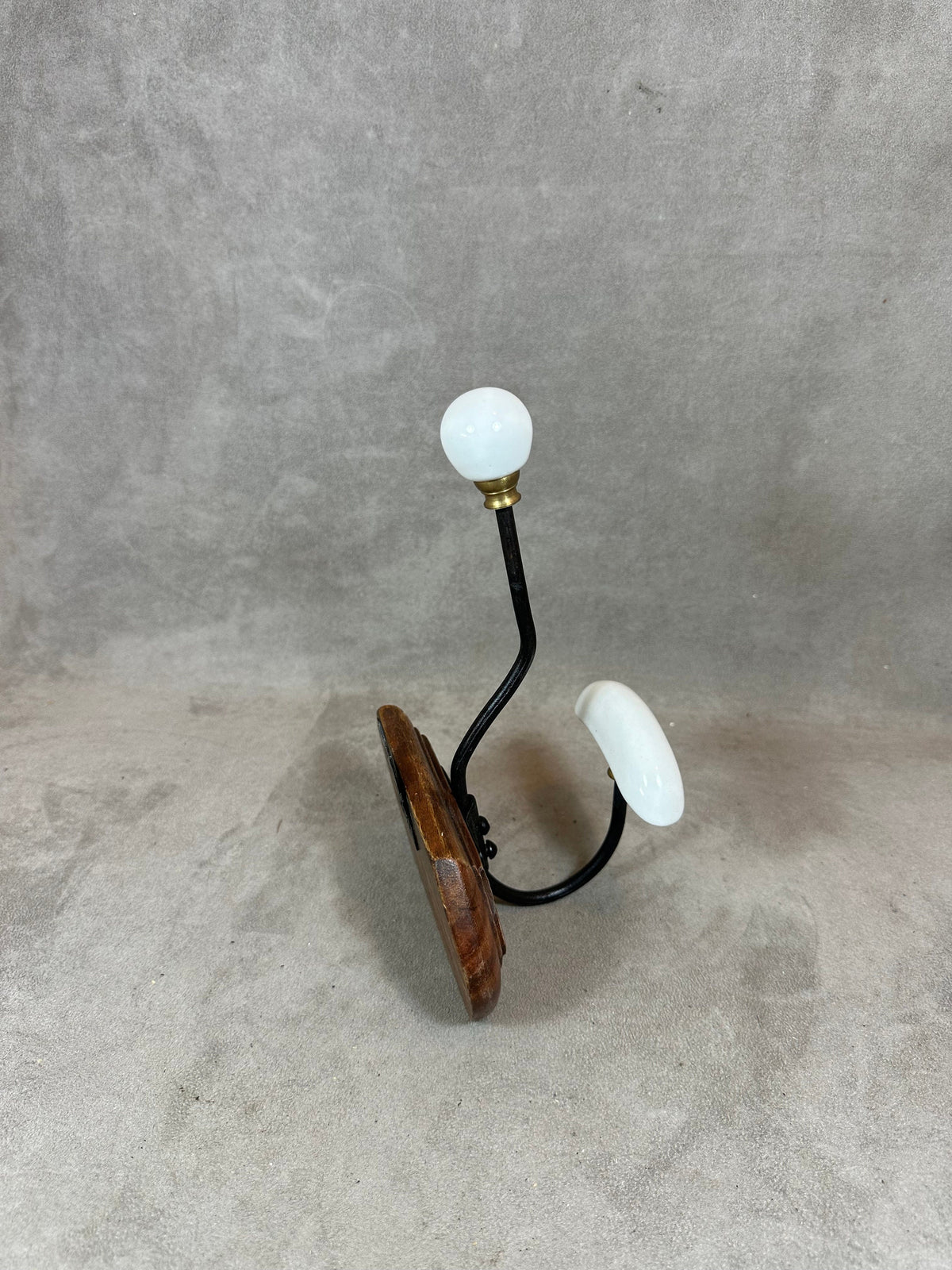 Porte manteau mural en bois et porcelaine vintage Années 60