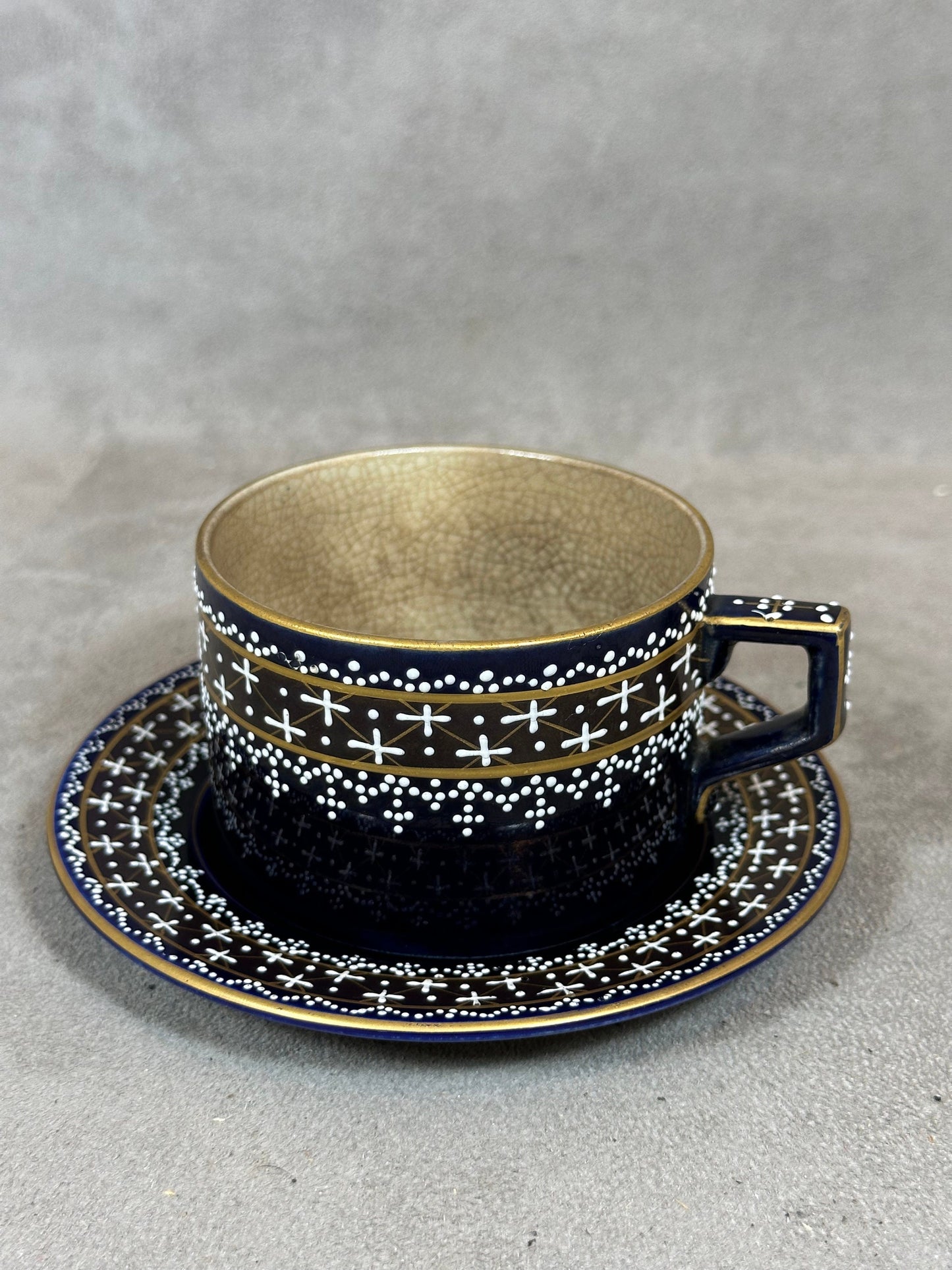 VERY RARE Tasse et sa soucoupe en faience ancienne bleu de cobalt bleu de four or rehauts d'émail blanc   1889 Made in France