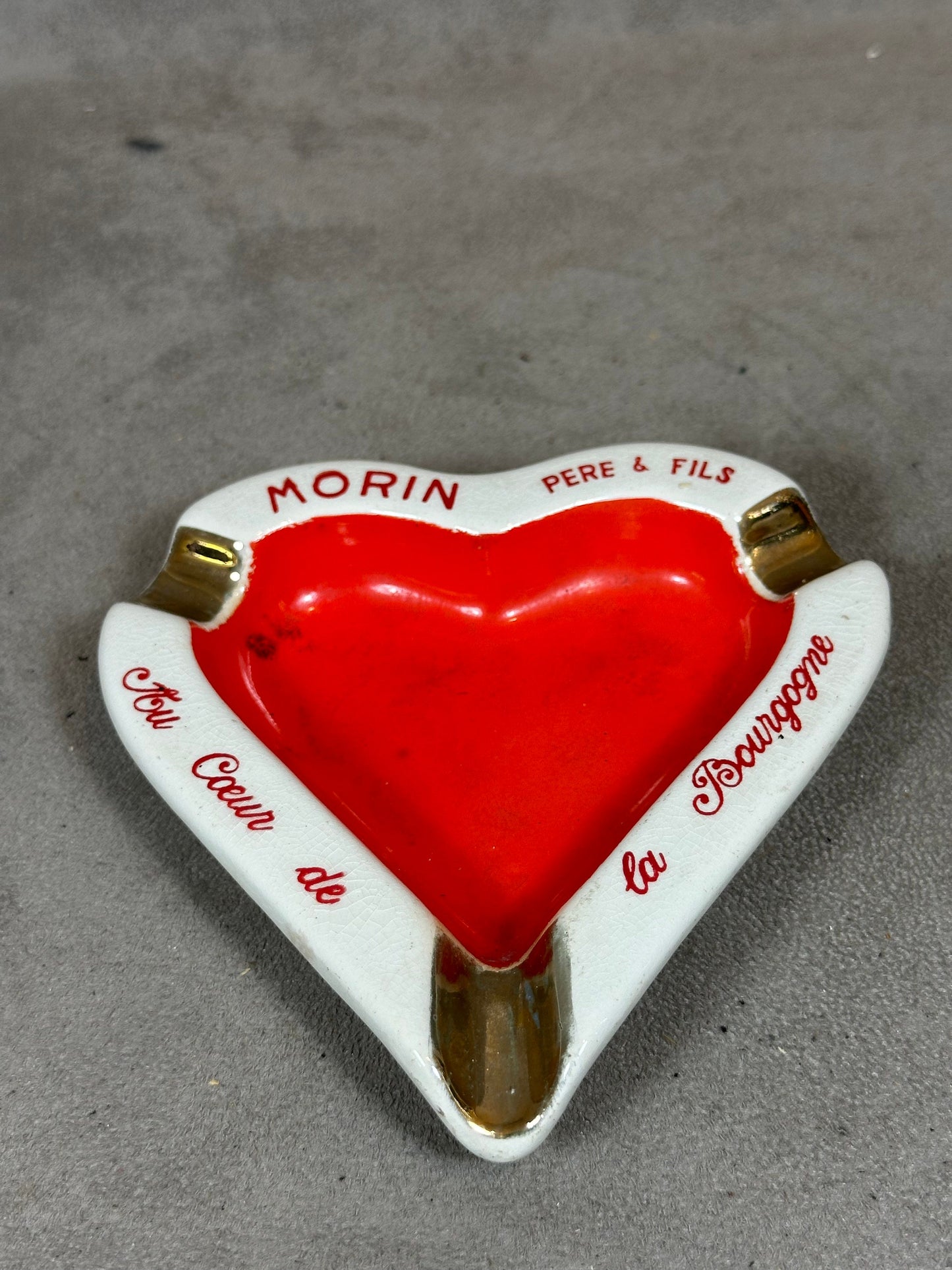 RARE Cendrier vintage rouge et blanc Morin Pere & Fils en forme de coeur Made in France Moulin des Loups   Années 1960