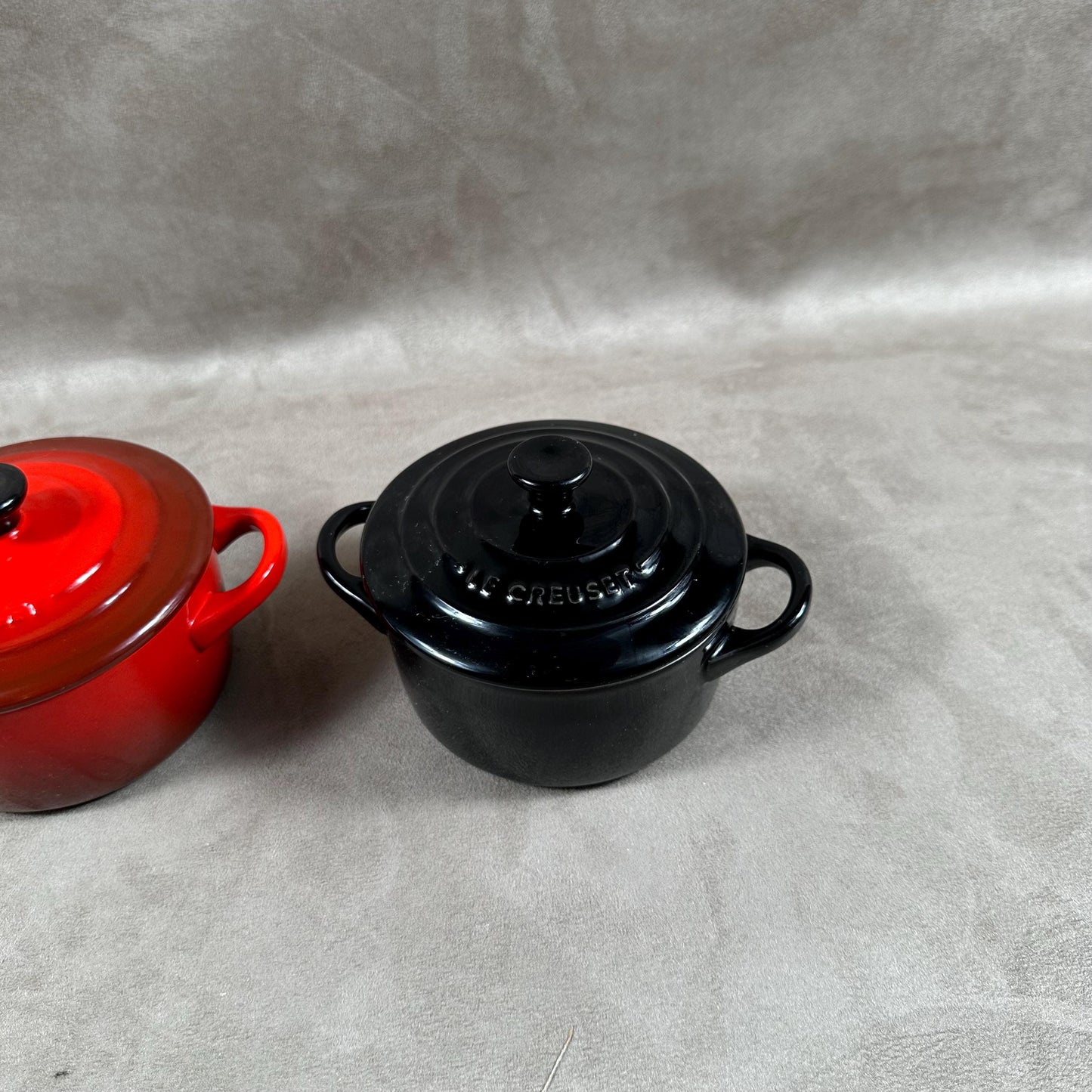 Lot de 2 mini-cocotte rouge et noir Le Creuset en terre cuite Made in France