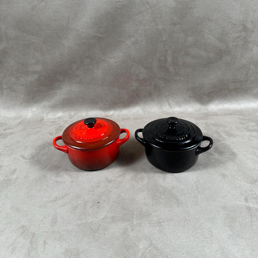 Lot de 2 mini-cocotte rouge et noir Le Creuset en terre cuite Made in France