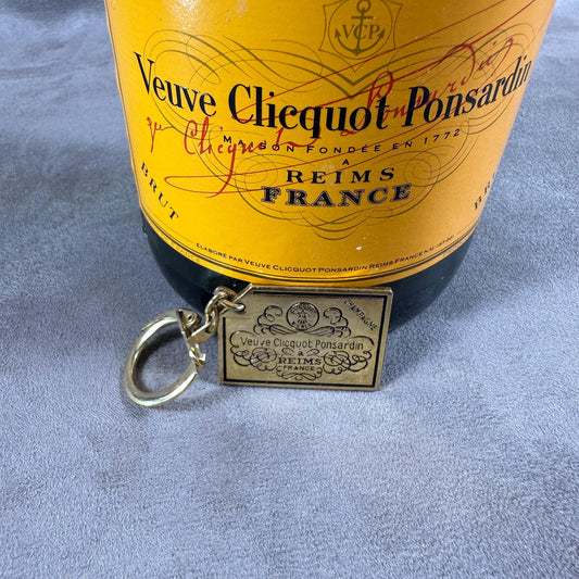 SELTENER Veuve Clicquot Schlüsselanhänger aus patiniertem Vintage-Goldmetall. Hergestellt in Frankreich, 1980er Jahre