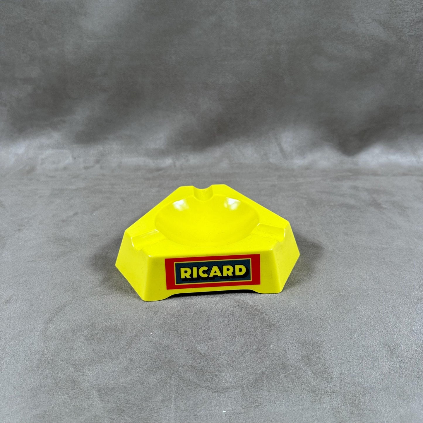 Ricard cendrier de bar triangulaire publicitaire jaune en plastique Vintage 1960