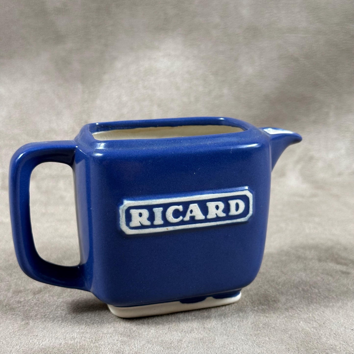 Kleiner blauer Ricard-Keramikkrug. Hergestellt in Frankreich, 1980er Jahre