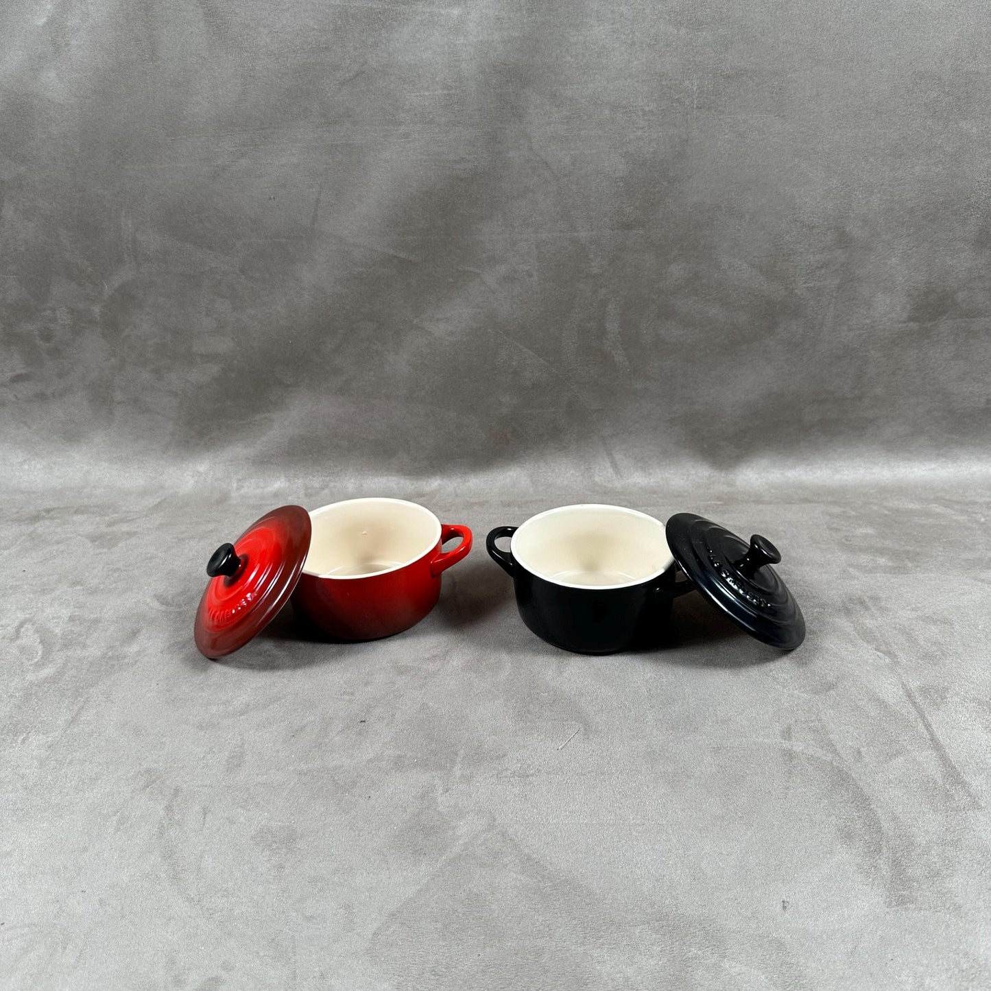 Lot de 2 mini-cocotte rouge et noir Le Creuset en terre cuite Made in France