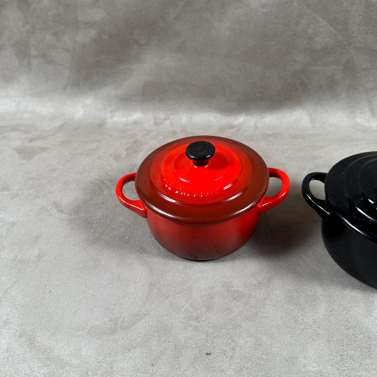 Set mit 2 Mini-Töpfen aus roter und schwarzer Terrakotta von Le Creuset. Hergestellt in Frankreich.