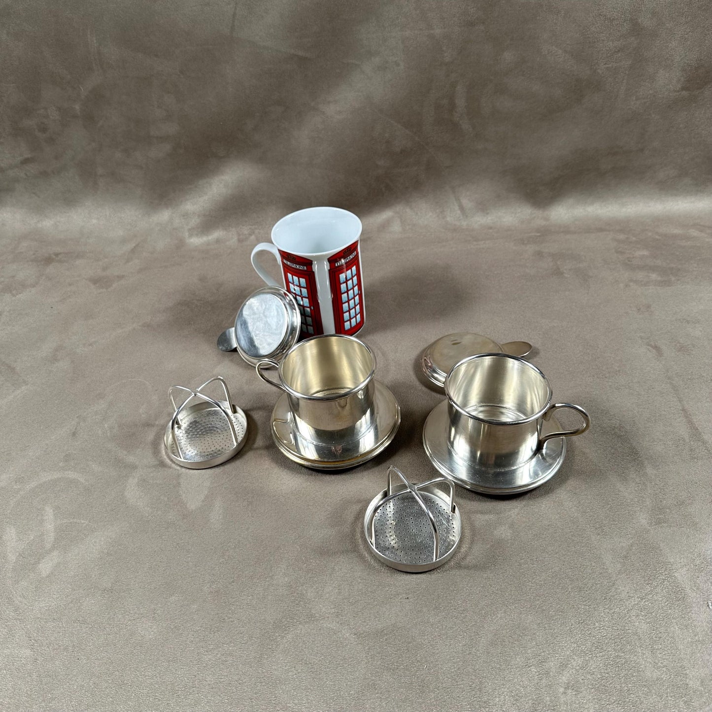 SEHR SELTENEs Set Vintage-Kaffeefilter aus silbernem Metall. Hergestellt in Frankreich