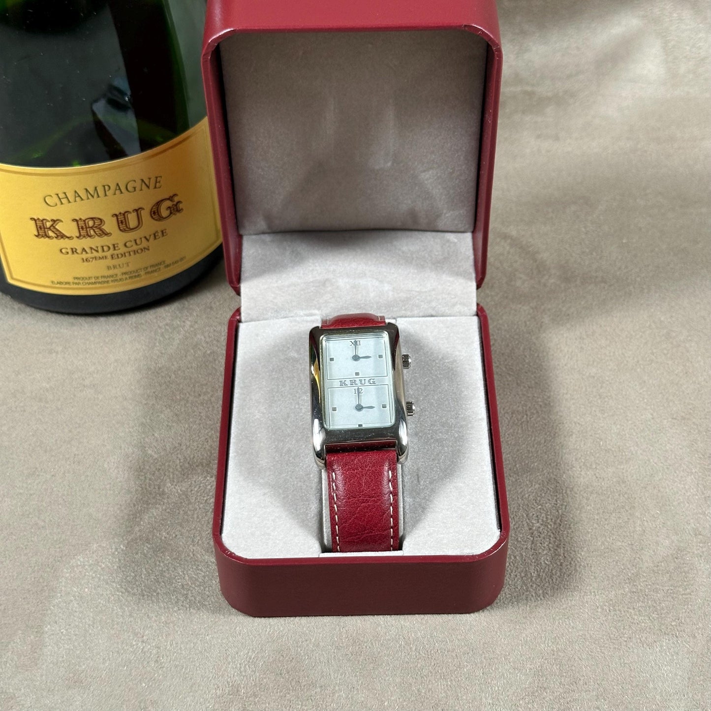 RARE Montre champagne Krug à double fuseau et cadran bracelet cuir bordeaux dans son écrin 1990