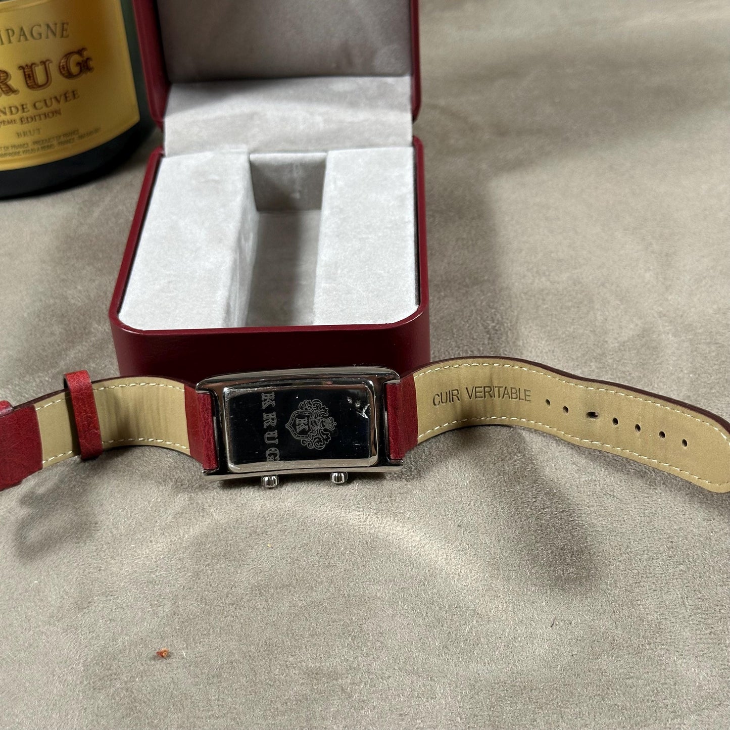 SELTENE Krug Champagneruhr mit zwei Zeitzonen und burgunderfarbenem Lederarmband-Zifferblatt im Etui 1990