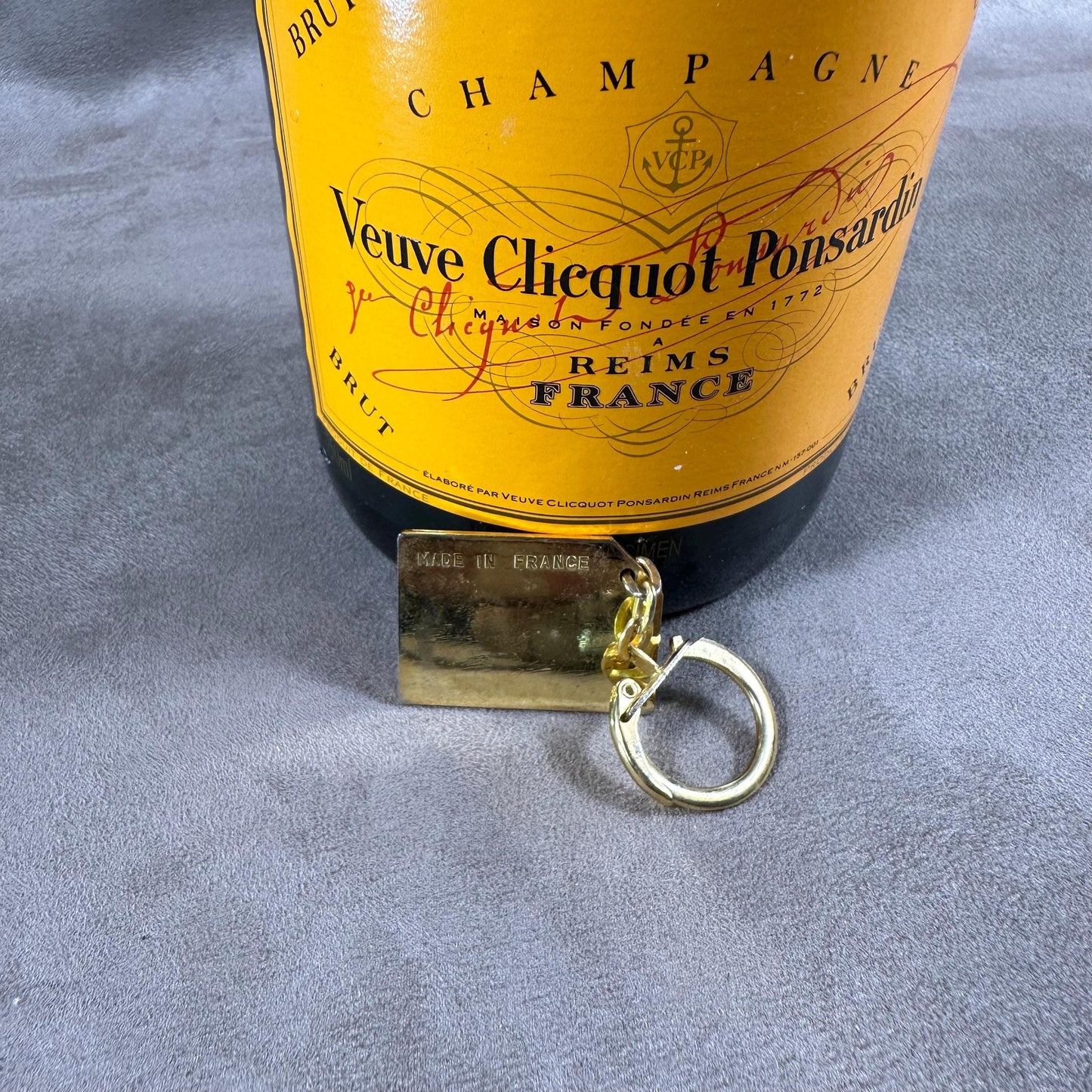 RARE Porte clés Veuve Clicquot en métal dorée patiné vintage Made in France Années 1980