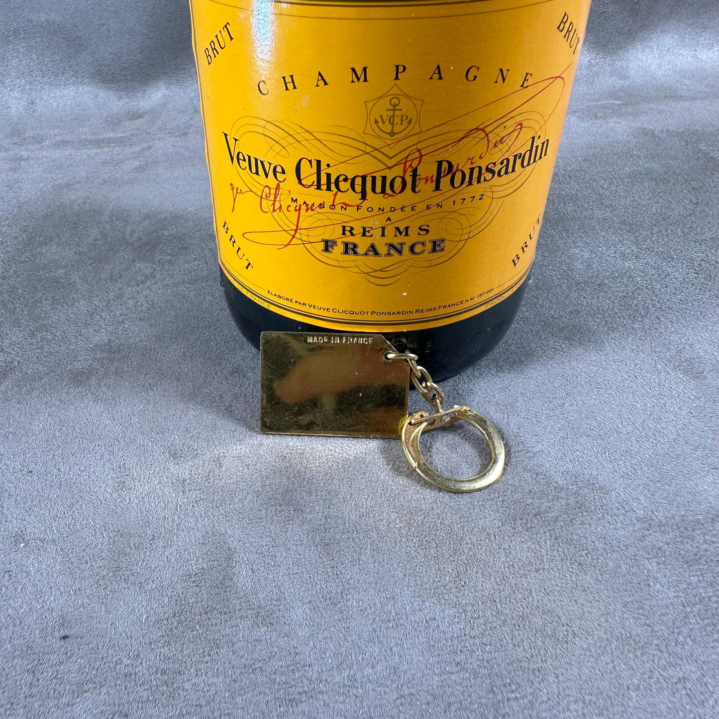 RARE Porte clés Veuve Clicquot en métal dorée patiné vintage Made in France Années 1980