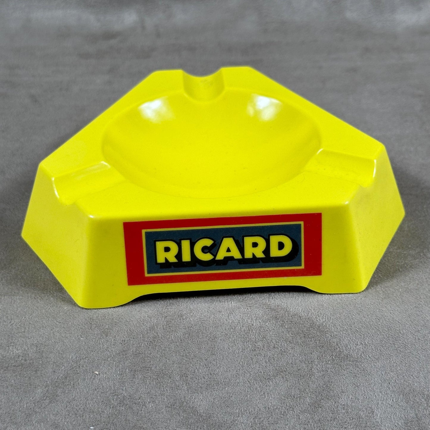 Ricard cendrier de bar triangulaire publicitaire jaune en plastique Vintage 1960