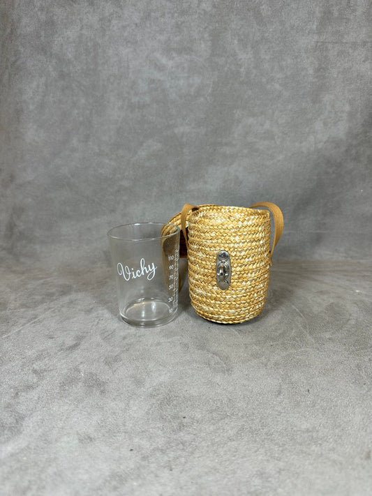 Verre à eau de curiste gravé VICHY avec graduations dans son étui en paille tressée avec lanière et fermoir en cuir  Vintage 1950
