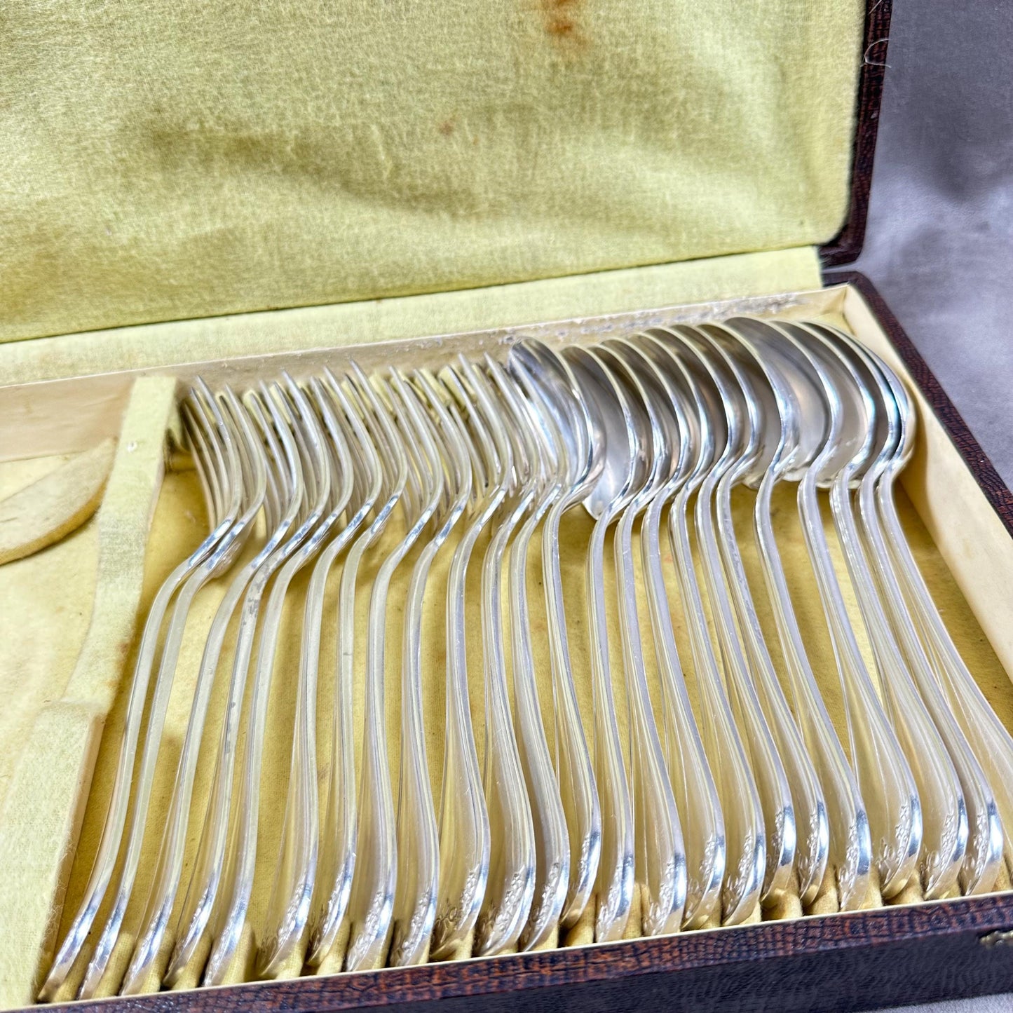 SELTENES, prächtiges 34-teiliges versilbertes Ercuis-Vintage-Besteckset in Box mit 1950