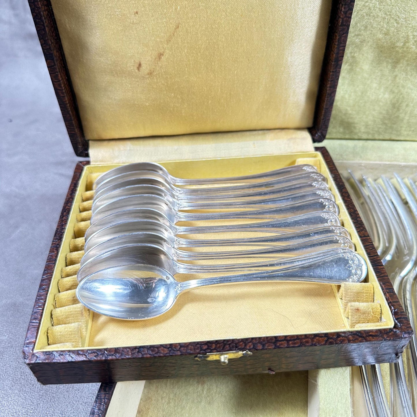 SELTENES, prächtiges 34-teiliges versilbertes Ercuis-Vintage-Besteckset in Box mit 1950