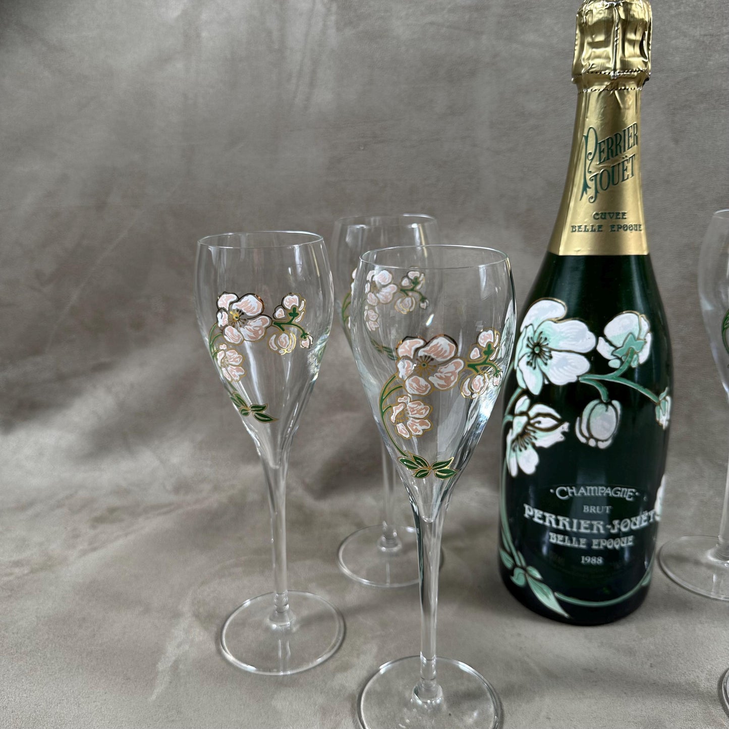 RARE Lot de 6 flutes Perrier-Jouet en verre Belle Epoque peintes à la main au décor d'anémone par Emile Gallé Perrier-Jouët Années 1970