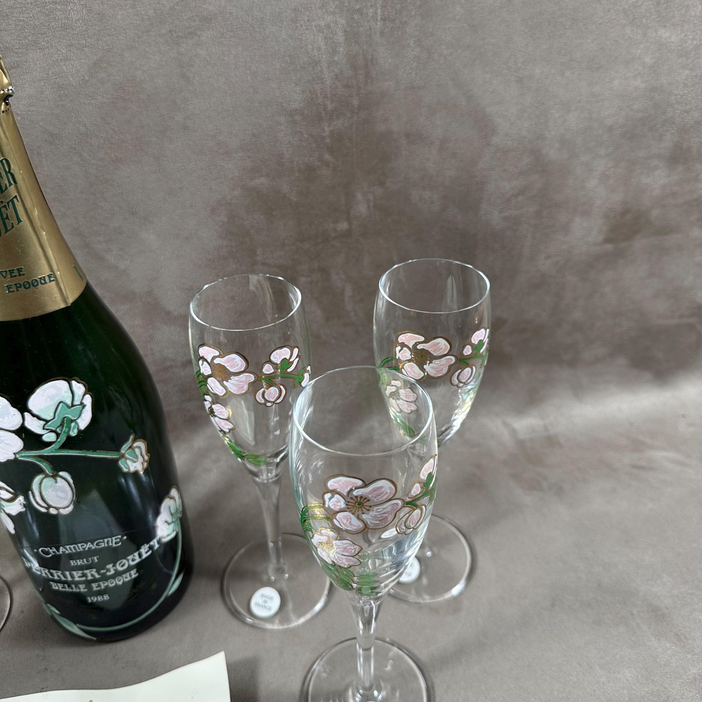 RARE Lot de 6 flutes Perrier-Jouet en verre Belle Epoque peintes à la main au décor d'anémone par Emile Gallé Perrier-Jouët Années 1990