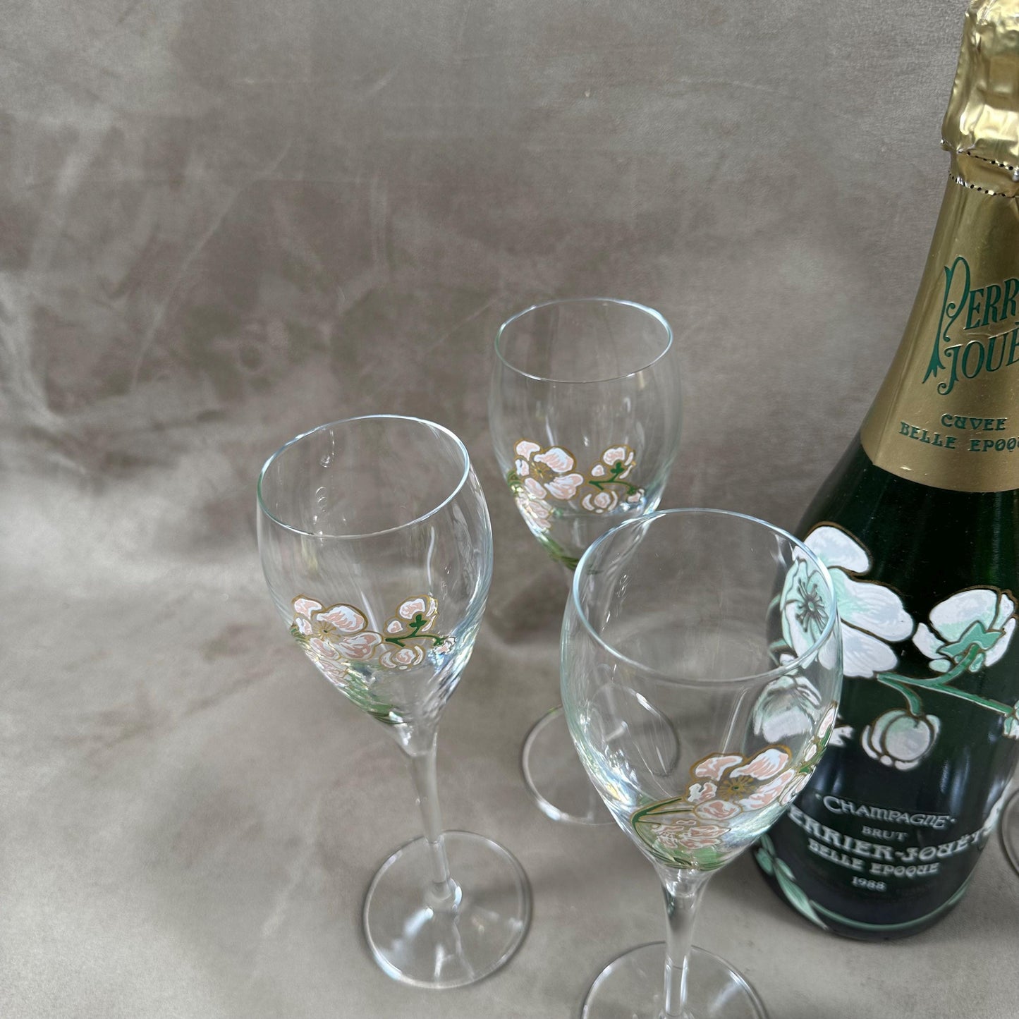 RARE Lot de 6 flutes Perrier-Jouet en verre Belle Epoque peintes à la main au décor d'anémone par Emile Gallé Perrier-Jouët Années 1970