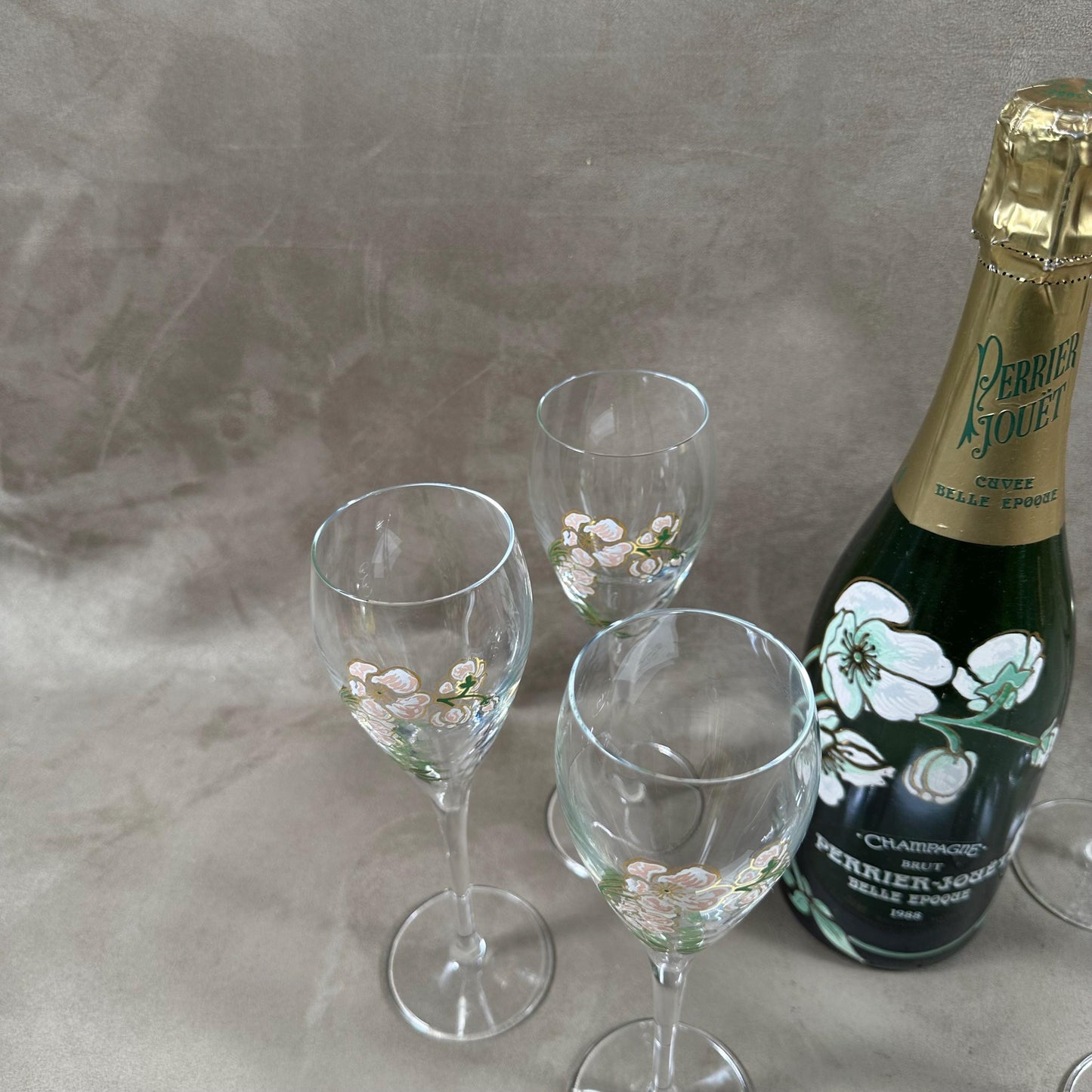 RARE Lot de 6 flutes Perrier-Jouet en verre Belle Epoque peintes à la main au décor d'anémone par Emile Gallé Perrier-Jouët Années 1970