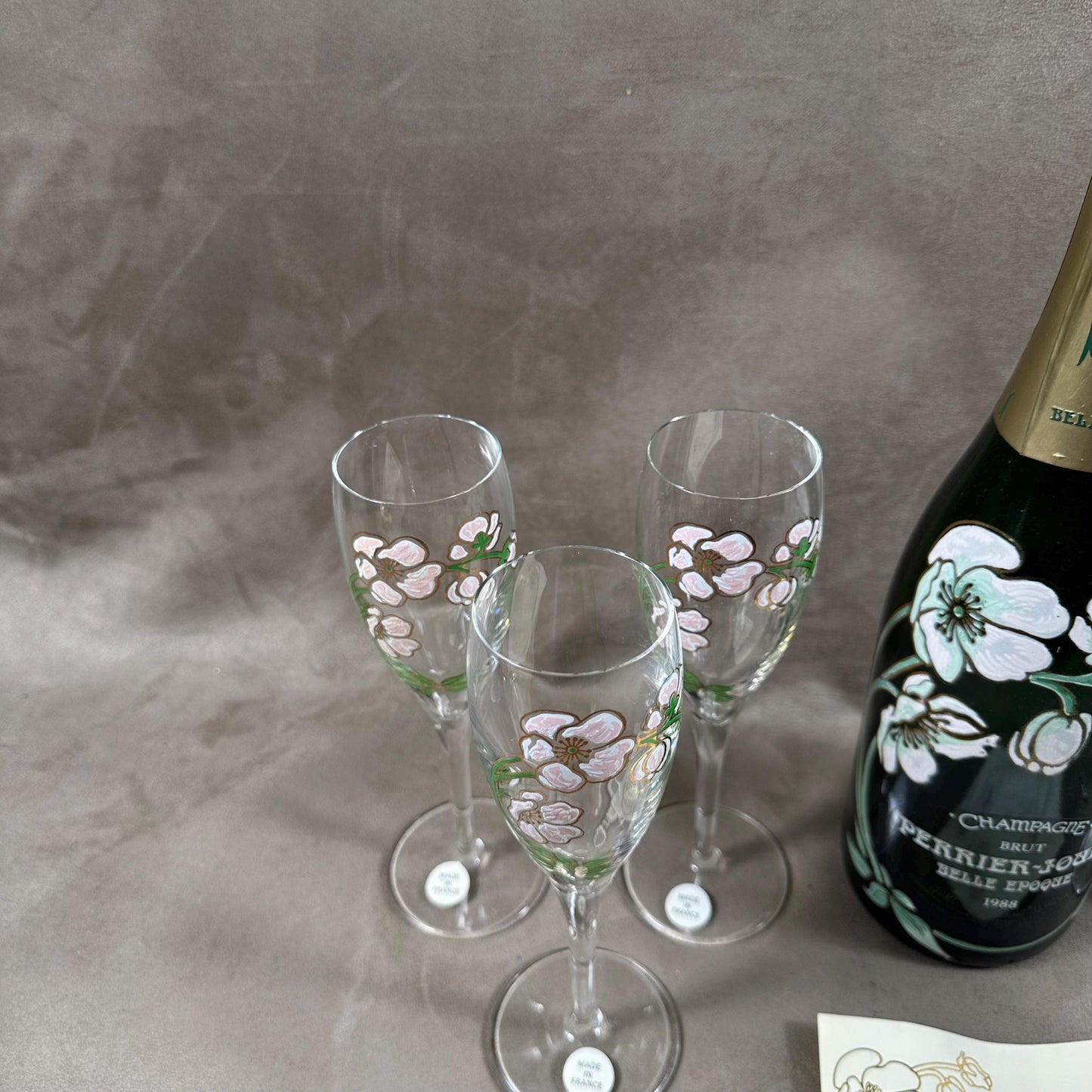 RARE Lot de 6 flutes Perrier-Jouet en verre Belle Epoque peintes à la main au décor d'anémone par Emile Gallé Perrier-Jouët Années 1990