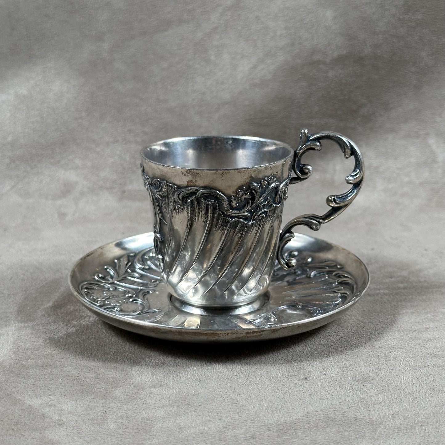 Prächtige versilberte Tasse mit Untertasse Gallia Christofle mit kunstvollem Dekor. Hergestellt in Frankreich um 1900.