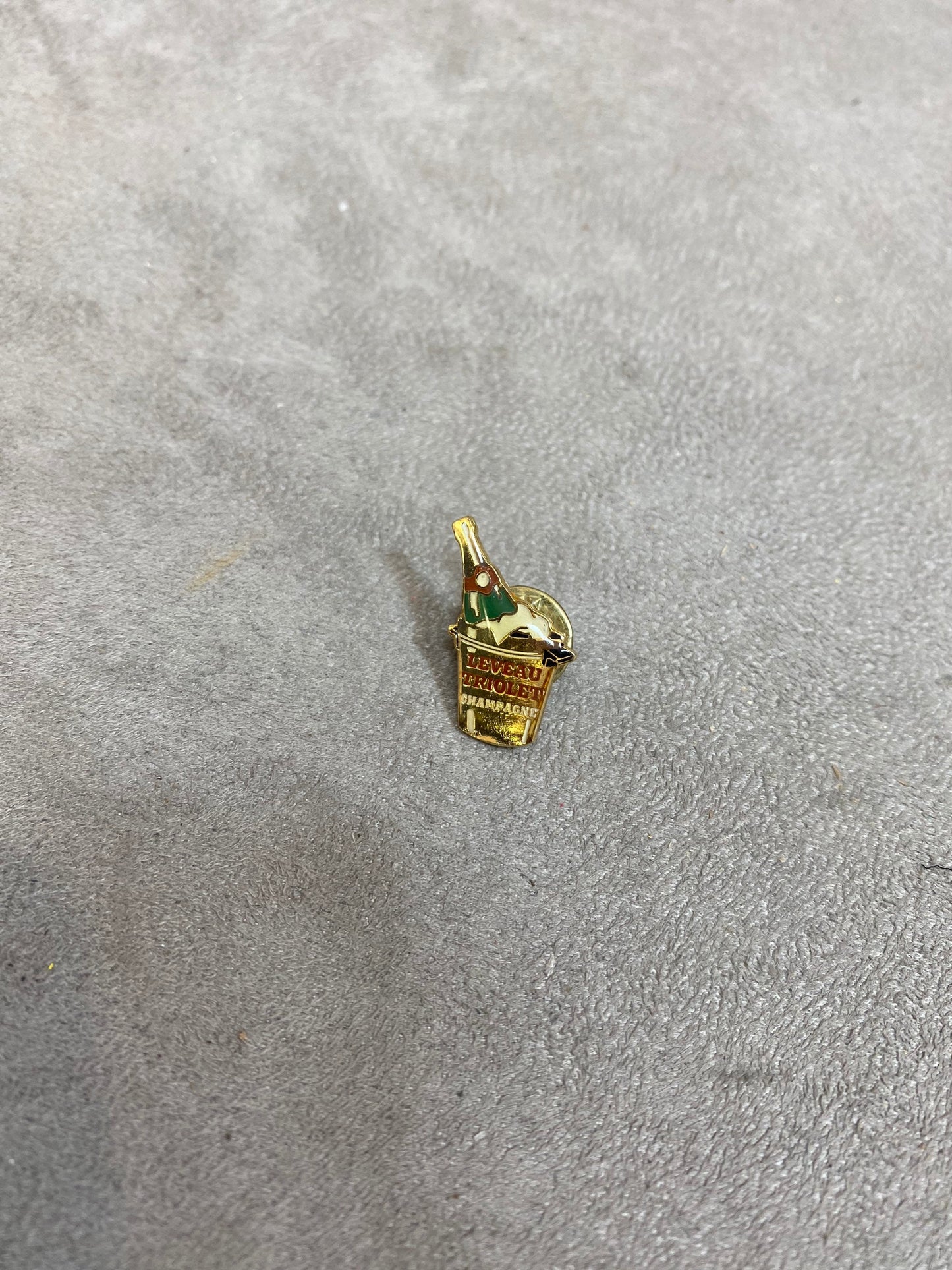 Pin's en Métal, Champagne Leveau Triolet, Made in France, Vintage 1980