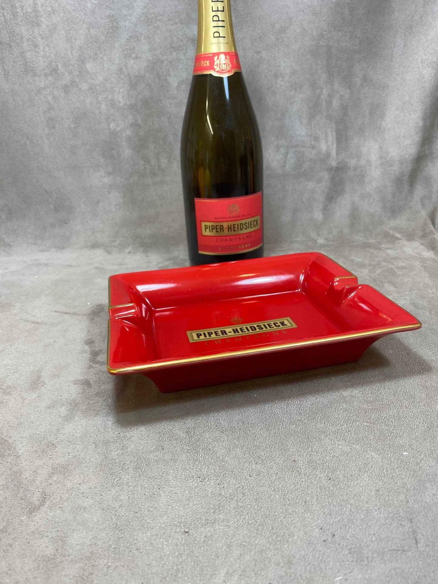 Cendrier XXL rouge champagne Piper-Heidsieck article publicitaire vintage en faïence  Made in France  Champagne Reims France vintage