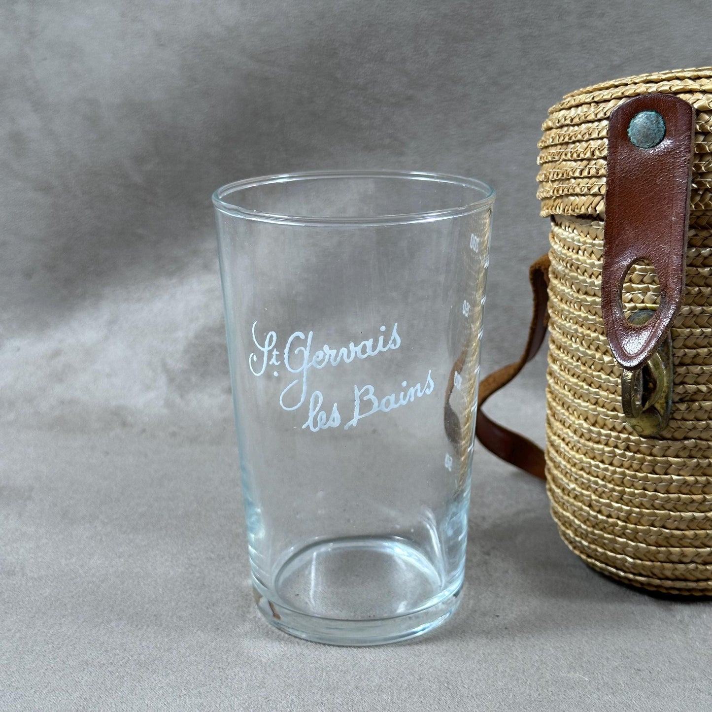 Verre à eau de curiste gravé St Gervais les Bains avec graduations dans son étui en paille tressée avec lanière en cuir Vintage 1950