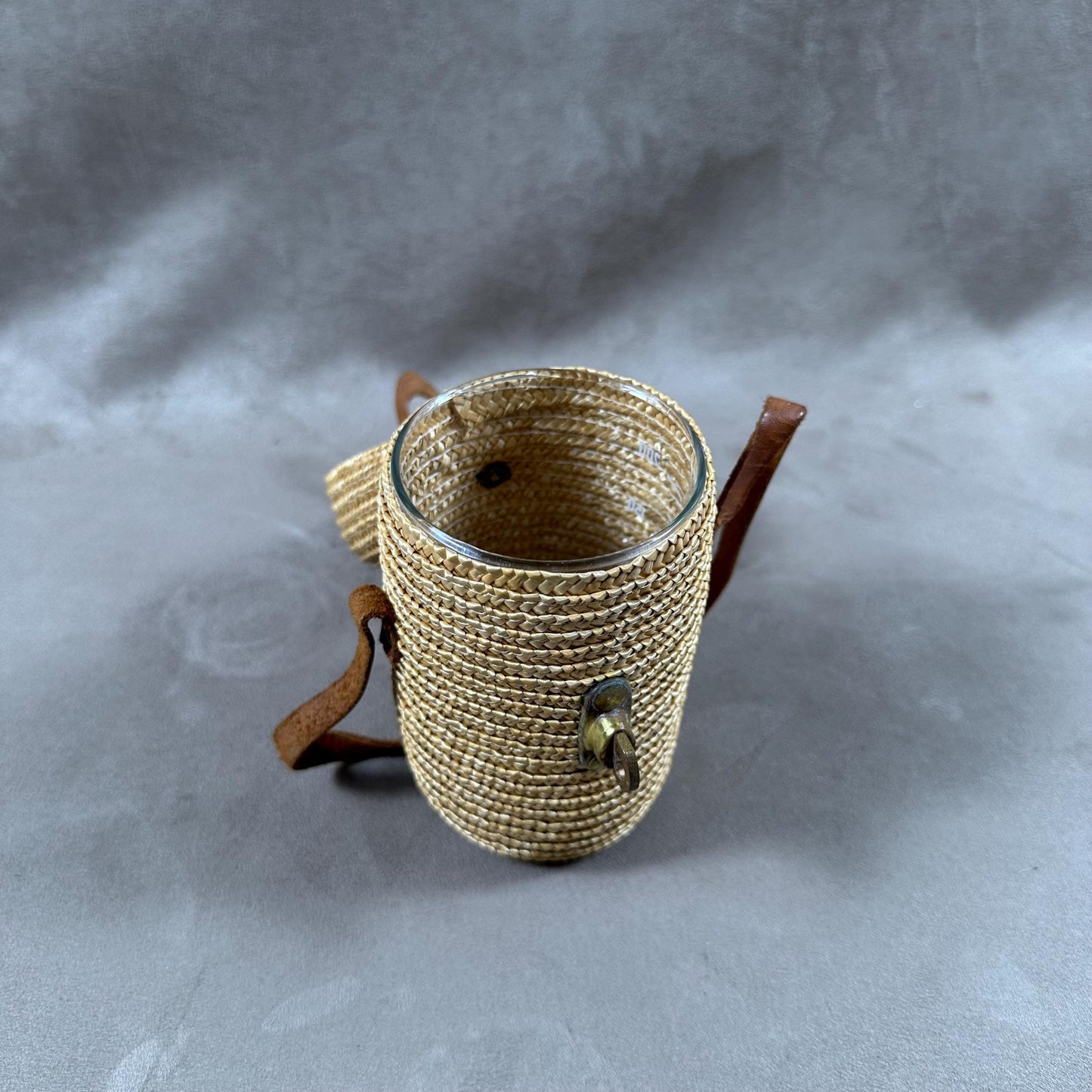 Verre à eau de curiste gravé St Gervais les Bains avec graduations dans son étui en paille tressée avec lanière en cuir Vintage 1950