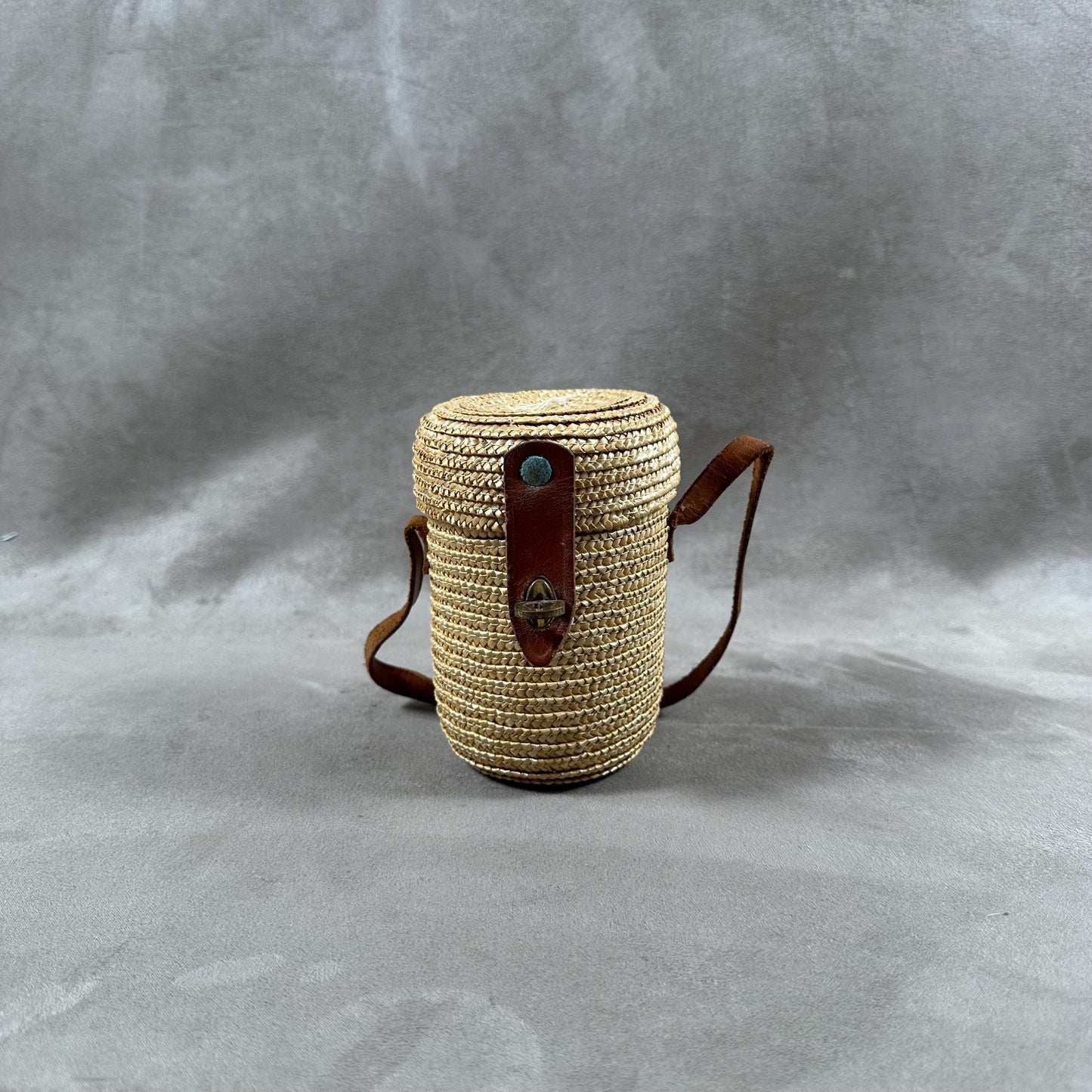 Verre à eau de curiste gravé St Gervais les Bains avec graduations dans son étui en paille tressée avec lanière en cuir Vintage 1950