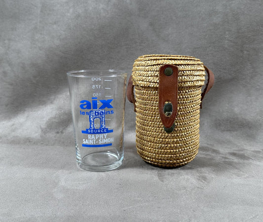 Verre à eau de curiste gravé Aix les Bains les Bains avec graduations dans son étui en paille tressée avec lanière en cuir Vintage 1950