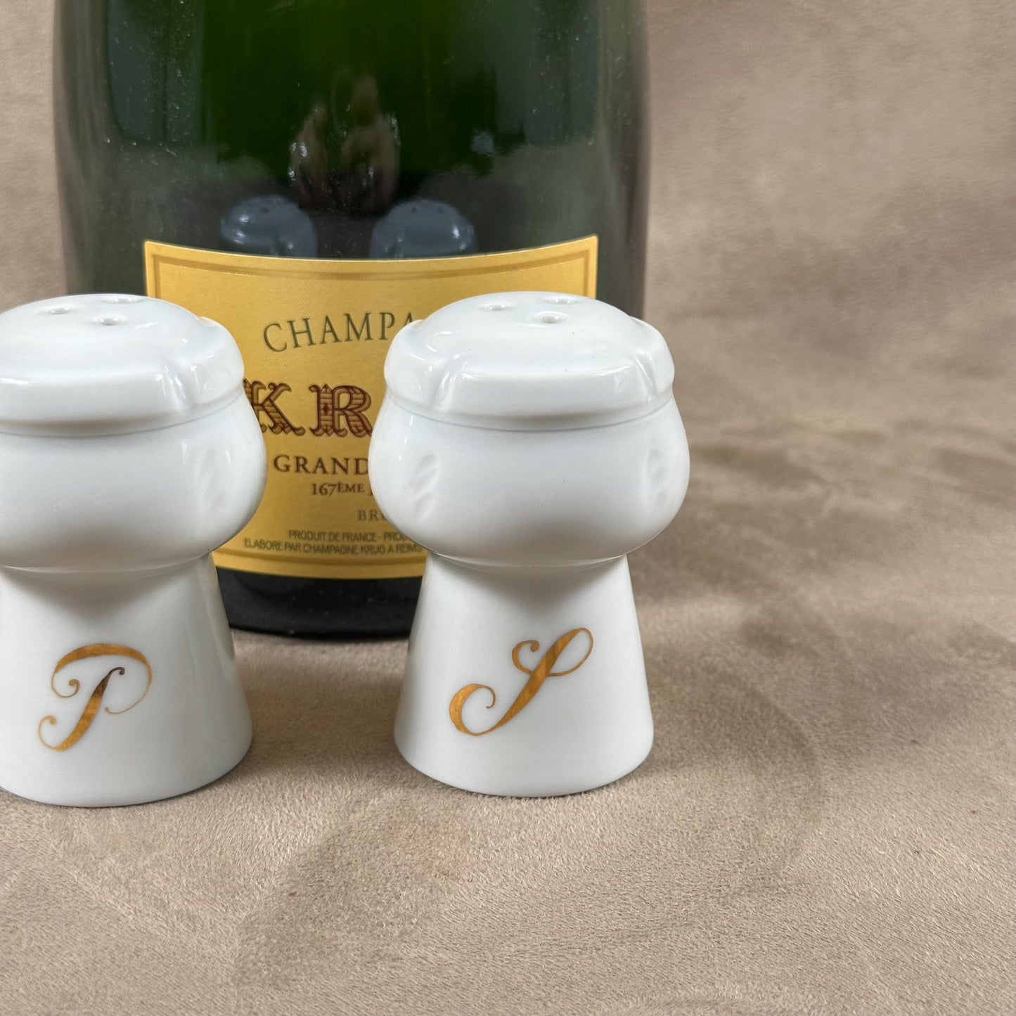 Service sel poivre vintage en forme de bouchons de champagne en porcelaine de Limoges  vintage France Circa 1960