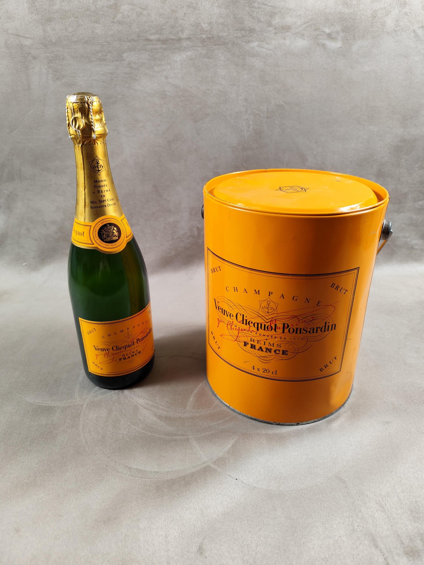 Boîte en forme de pot de peinture Veuve Clicquot en metal vintage Années 1990