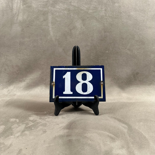 RARE Plaque de rue de ville Française Numéro 18 en tôle émaillée bleue, Made in France, Vintage 1950