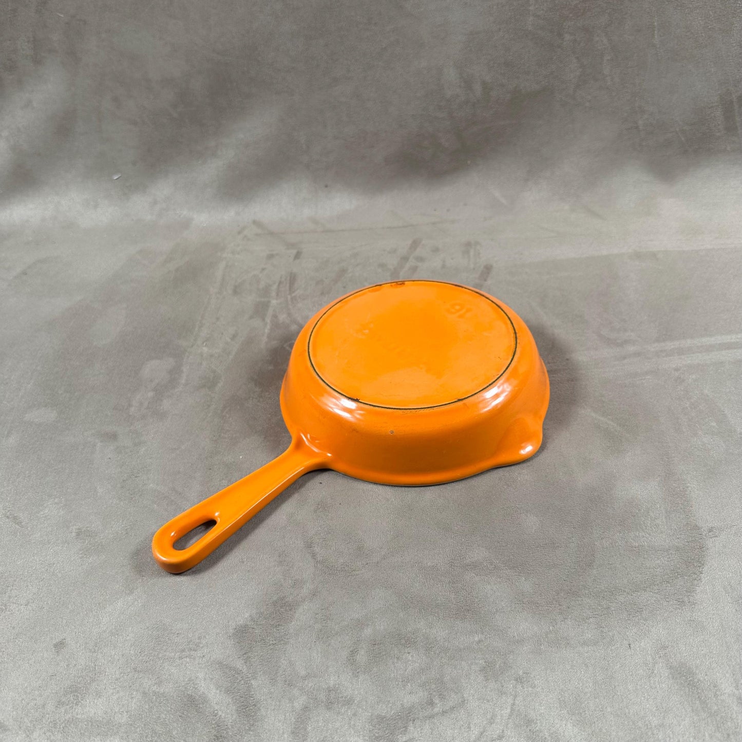 Skillet Le Creuset en fonte émaillée orange avec poignée vintage made in France