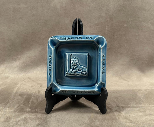 Cendrier vintage à décor de lion en céramique bleue Au Louvre Paris Made in France 1960