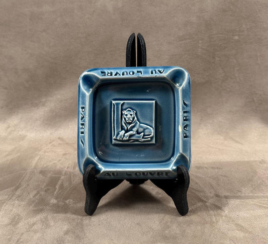 Cendrier vintage à décor de lion en céramique bleue Au Louvre Paris Made in France 1960