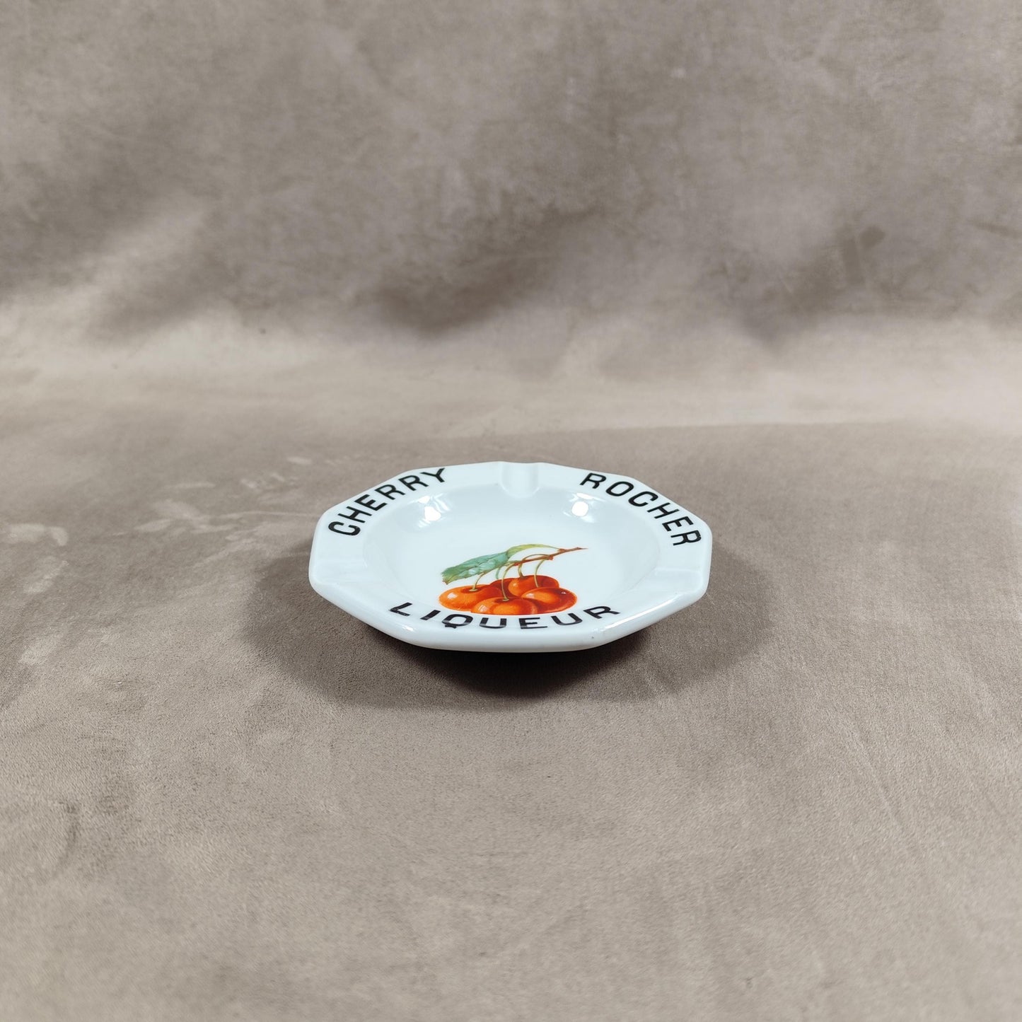 Cendrier publicitaire en porcelaine de Limoges Cherry Rocher Liqueur vintage Made in France